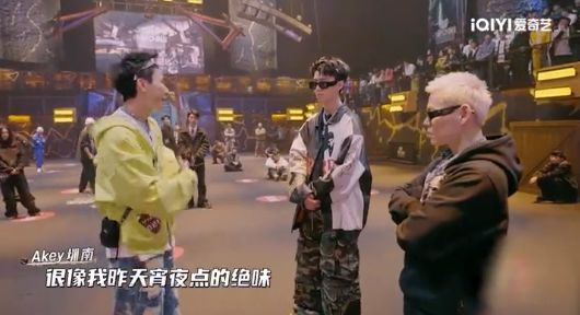 圈”拿下代言网友：好歹毒的商战！AG旗舰厅最新版黄子韬靠“黑眼(图23)